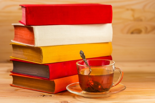 Tazza di tè e libri su legno