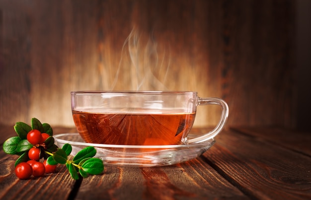 Tazza di tè e menta su uno sfondo di legno