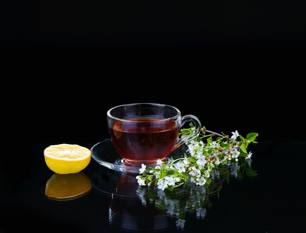 Tazza di tè e ramo di ciliegio