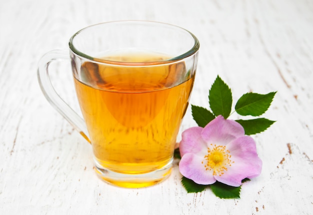 Tazza di tè e rosa canina