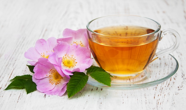 Tazza di tè e rosa canina