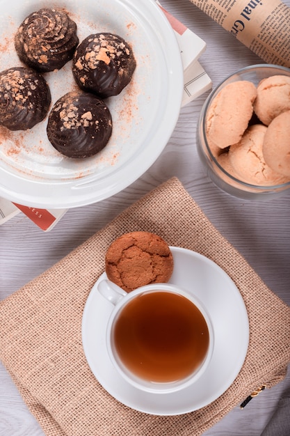 tazza di tè e snack dolci sul tavolo