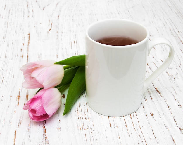 Tazza di tè e tulipani rosa