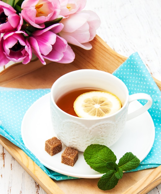 Tazza di tè e tulipani rosa