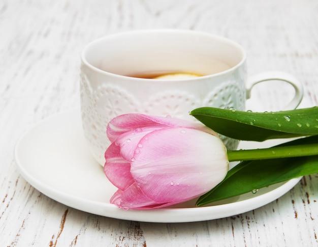 Tazza di tè e tulipani rosa