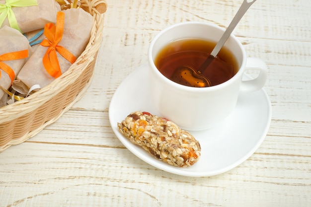 Tazza di tè e una barretta di muesli