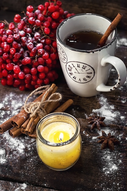 Tazza di tè in inverno sera