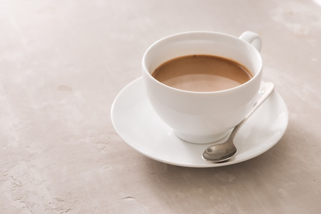 Tazza di tè in porcellana bianca con latte