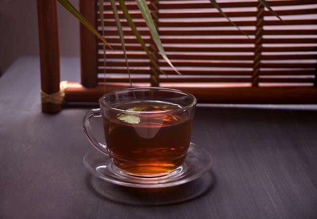 Tazza di tè in stile orientale su un tavolo di legno