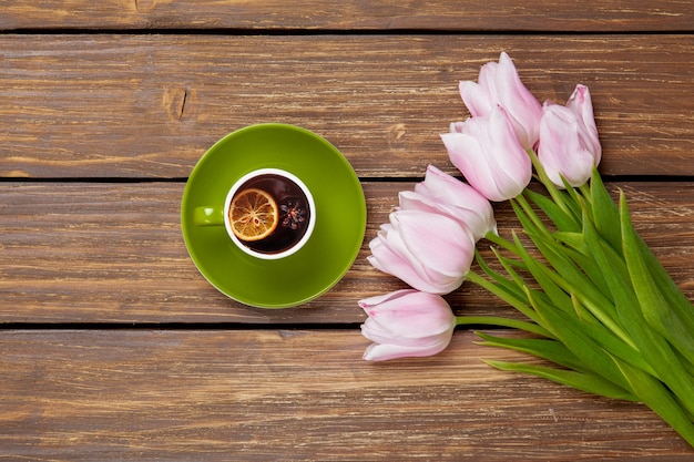 Tazza di tè inglese con tulipani primaverili su legno