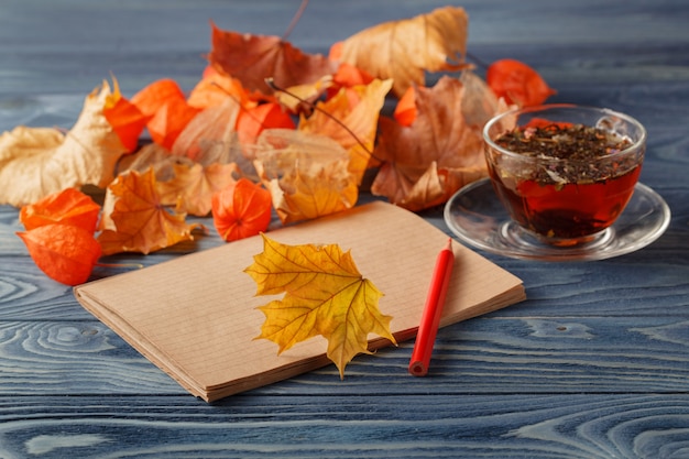 Tazza di tè nelle foglie d'autunno