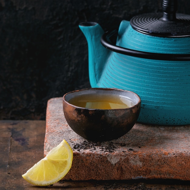 Tazza di tè nero al limone