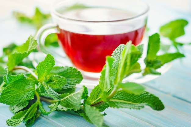 Tazza di tè nero con menta fresca