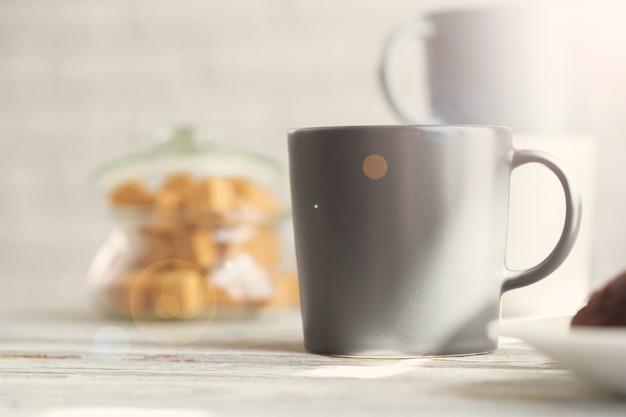 Tazza di tè o caffè sulla cucina moderna