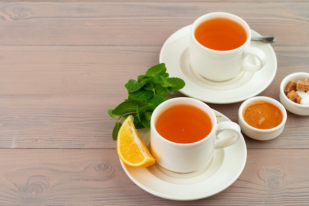 Tazza di tè servita con limone e menta