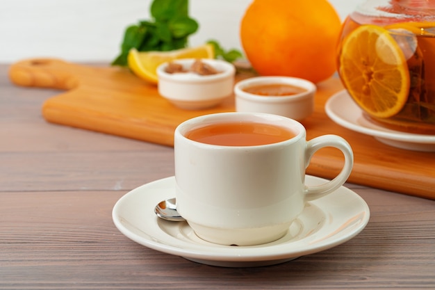 Tazza di tè servito con limone e menta da vicino