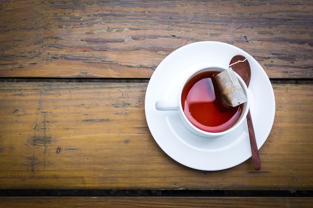 Tazza di tè su fondo di legno