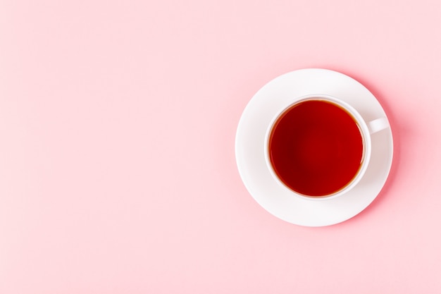 Tazza di tè su un tavolo pastello rosa