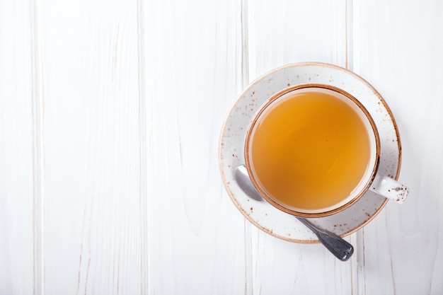 Tazza di tè su uno sfondo bianco.