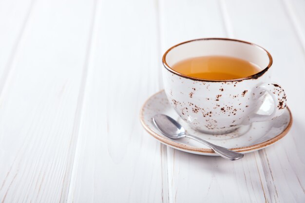 Tazza di tè su uno sfondo bianco.