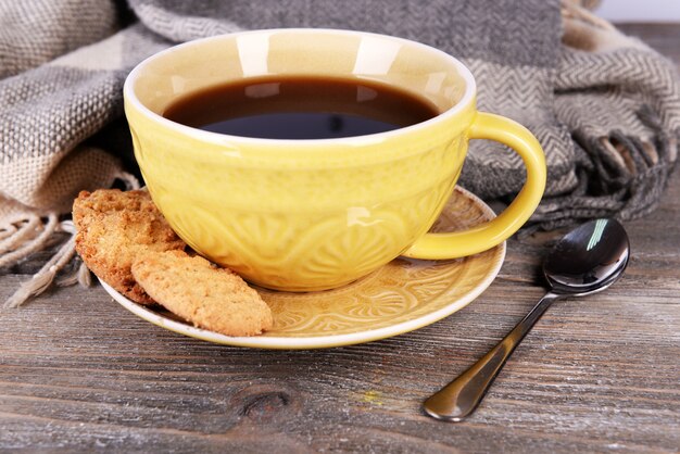 Tazza di tè sul primo piano del tavolo