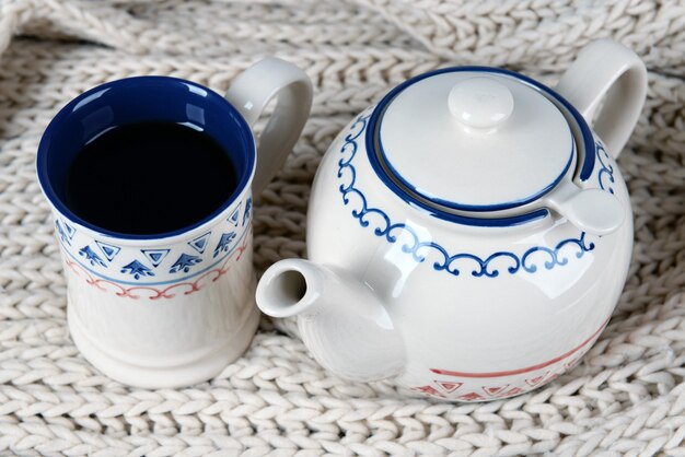 Tazza di tè sul primo piano del tavolo