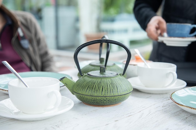 Tazza di tè sul tavolo di legno