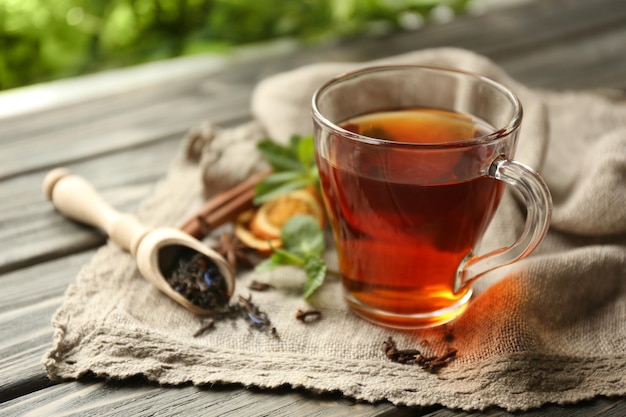 Tazza di tè sul tavolo di legno