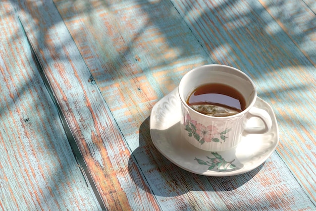 Tazza di tè sulla tavola di legno rustica