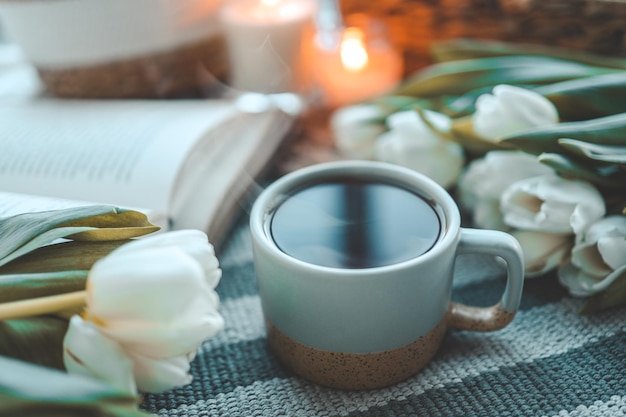 Tazza di tè tulipani e libro buongiorno