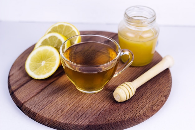 Tazza di tè, vasetto di miele e limone