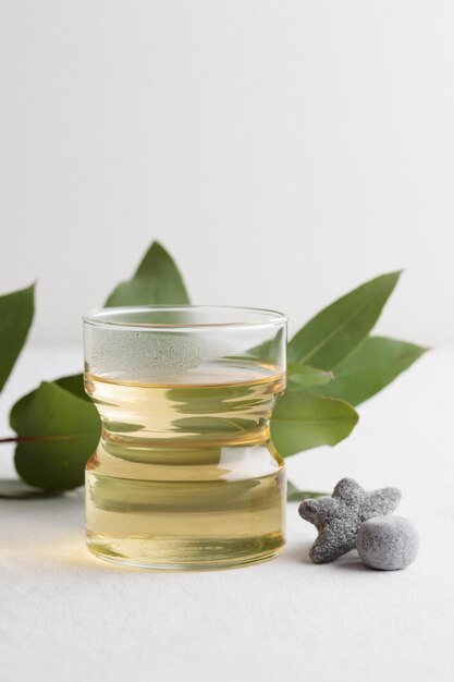 Tazza di tè verde fresco con caramelle alla liquirizia sul tavolo bianco