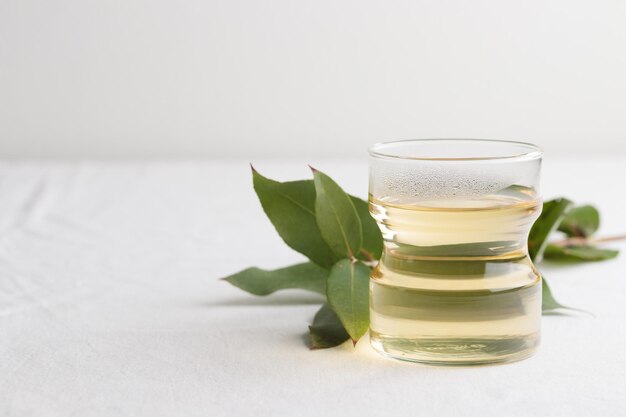 Tazza di tè verde fresco sul tavolo bianco