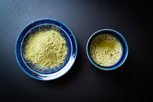 tazza di tè verde matcha calda con polvere di tè verde e frusta