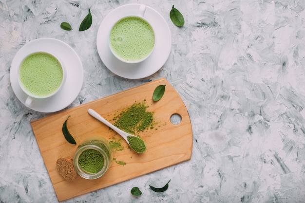 Tazza di tè verde matcha latte.