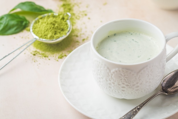 Tazza di tè verde matcha latte