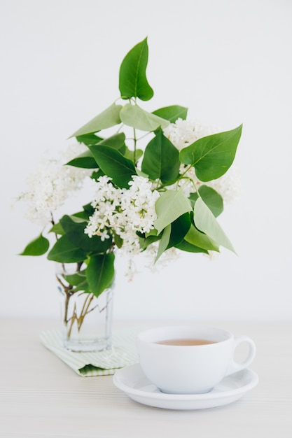 Tazza di tè verde su una tavola bianca