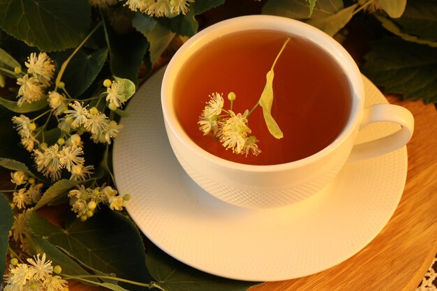 tazza di tisana con fiori di tiglio