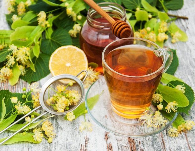 Tazza di tisana con fiori di tiglio