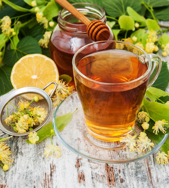 Tazza di tisana con fiori di tiglio