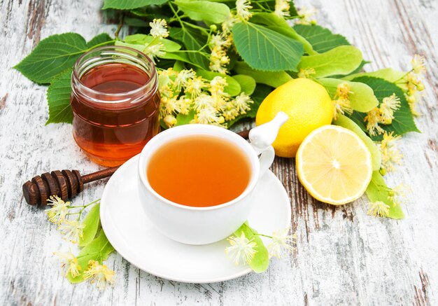 Tazza di tisana con fiori di tiglio