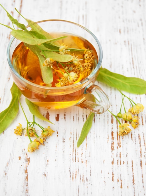 Tazza di tisana con fiori di tiglio