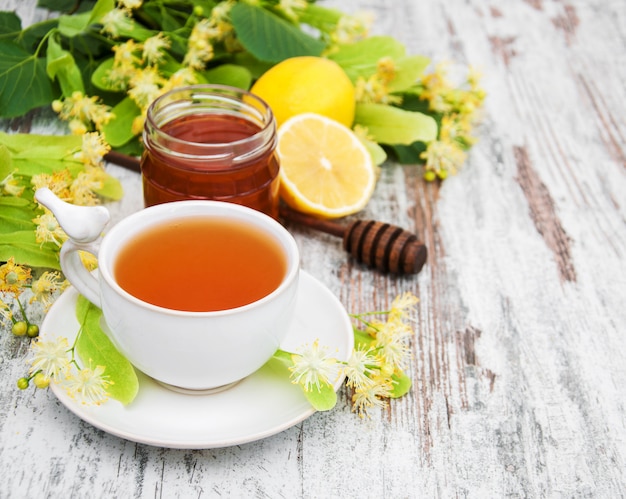 Tazza di tisana con fiori di tiglio