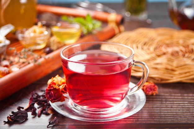 Tazza di tisana rossa con ibisco di rose secche