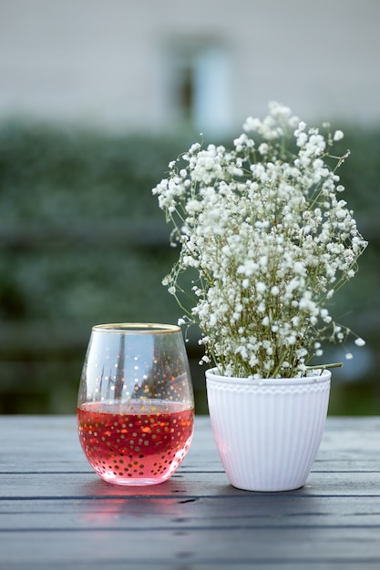 Tazza di vetro con bevanda rossa