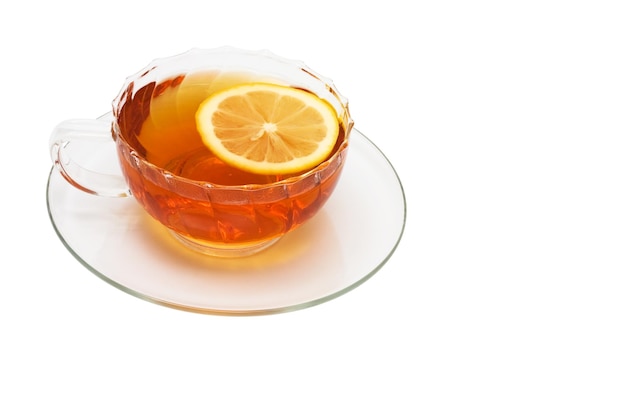 Tazza di vetro con tè e un limone