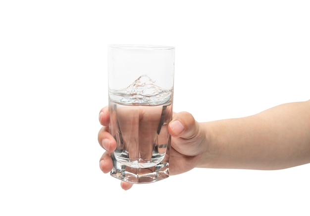 Tazza di vetro della tenuta della mano maschio. Isolato su sfondo bianco.