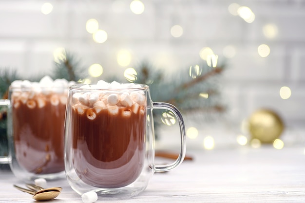 Tazza di vetro di cacao marrone con albero di natale marshmelow