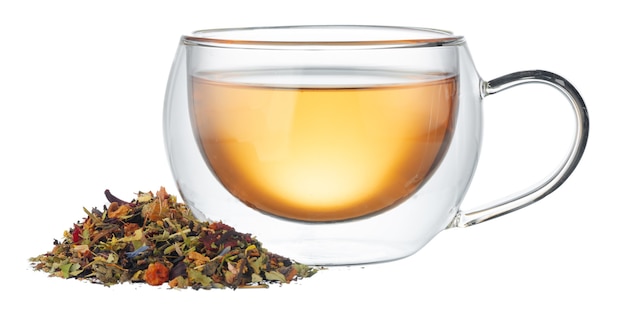 Tazza di vetro di tè con foglie di tè secche isolate su bianco