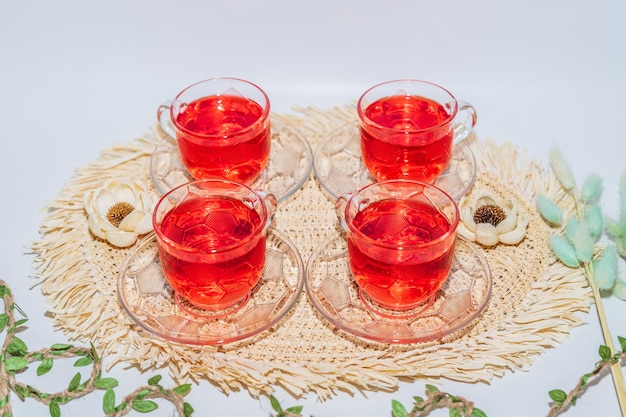 Tazza Di Vetro Trasparente Riempita Di Sciroppo Rosso